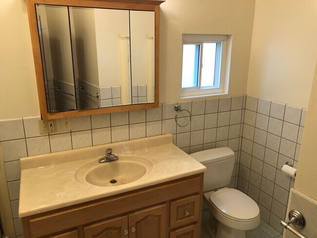 Building Photo - Classic spacious San Francisco Flat in popular Inner Sunset District w/garage parking! OPEN HOUSE...