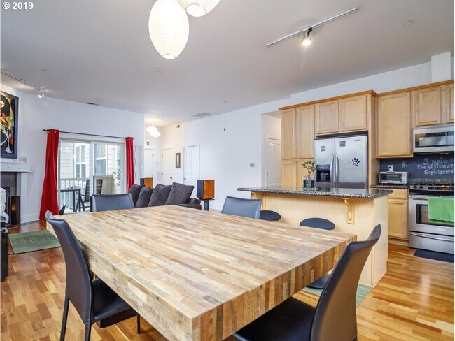 Building Photo - NorthWest/Nob Hill Condo 3Bd/2Ba ~ Washer/Dryer In Unit, Assigned Covered Parking,  Close to Shop...