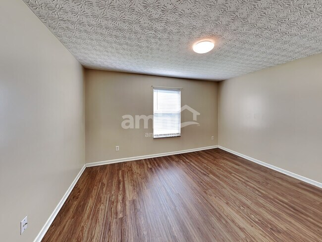 Building Photo - 5525 Village Grove Ln