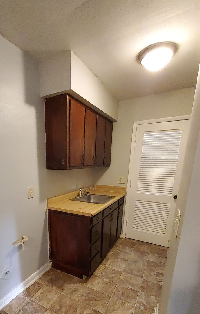 Kitchen - 706 N Broadway St