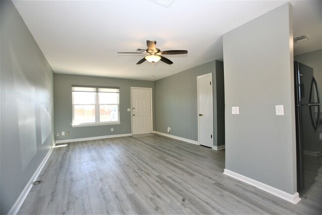 Building Photo - Beautifully updated 1 bedroom apartment within walking distance to the beach!