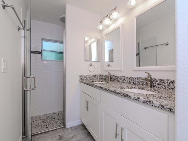 Building Photo - Charming 3-Bedroom, 2-Bathroom Home in South Tampa – Perfect Location!