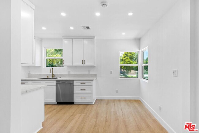 Building Photo - 1722 Bel Aire Dr