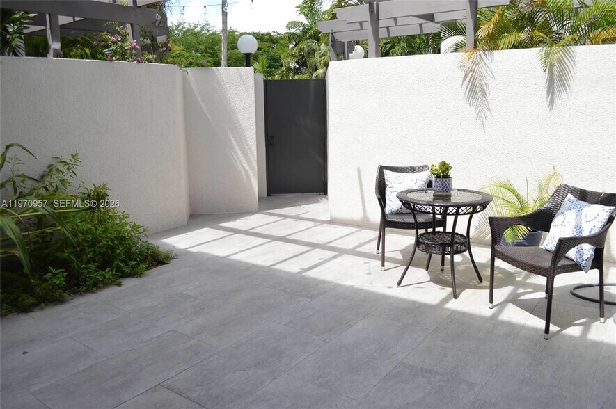 Building Photo - 4708 SW 67th Ave