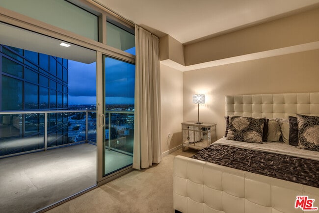 Building Photo - 13700 Marina Pointe Dr