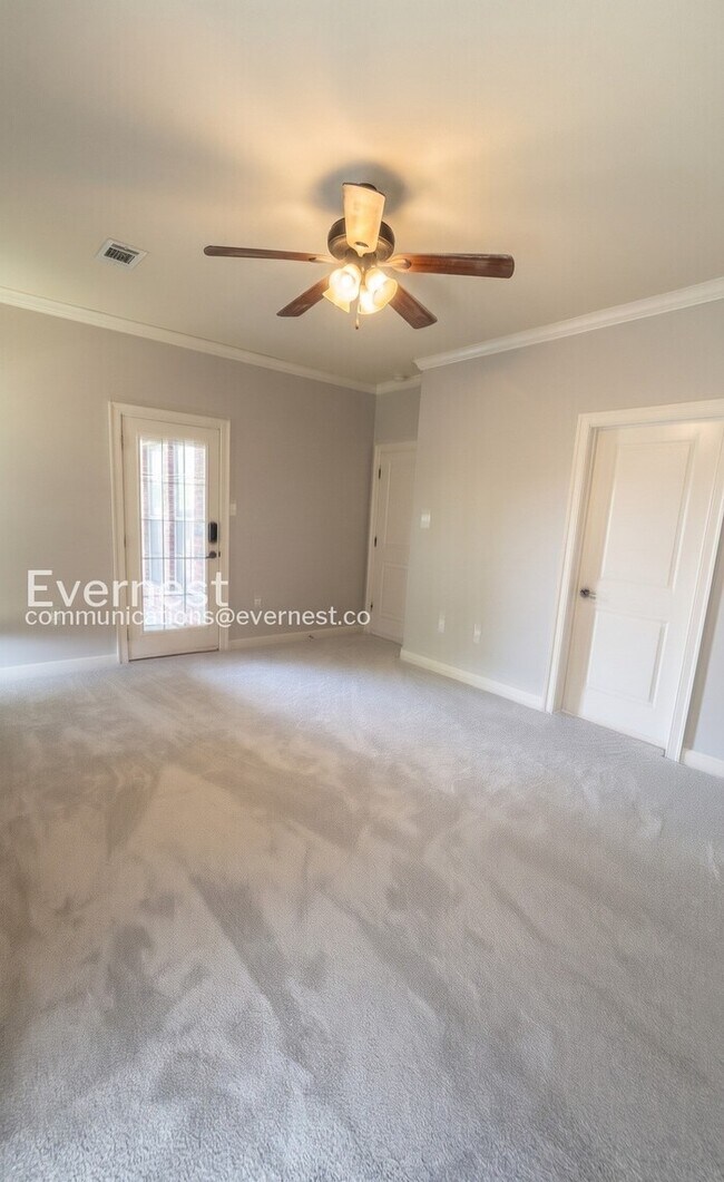 Building Photo - 2835 Plateau Dr