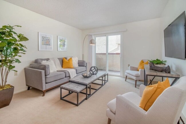 Building Photo - 5625 S Sycamore St