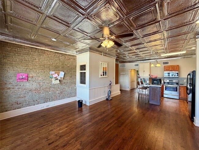 Building Photo - 227 W Oak St
