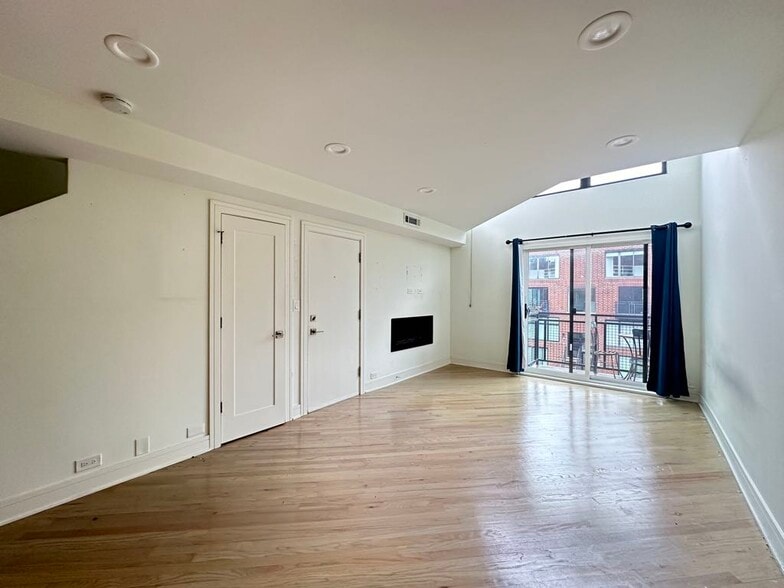 Building Photo - 843 W Grace St