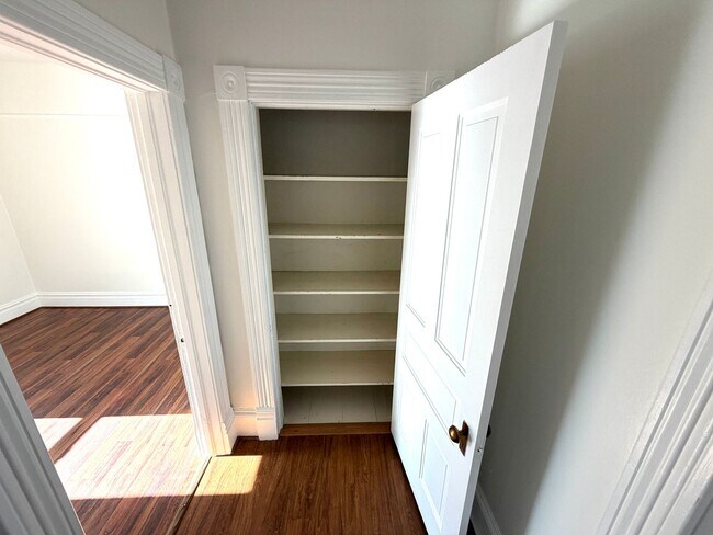 Building Photo - 4 Bed 1.5 Bath Victorian Style Single Fami...