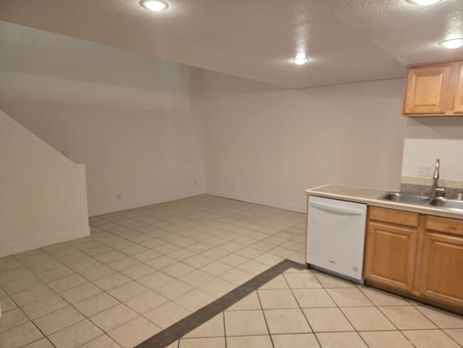 Building Photo - LOFT BEDROOM, 1.5 BATHS WITH ATTACHED 1 CA...