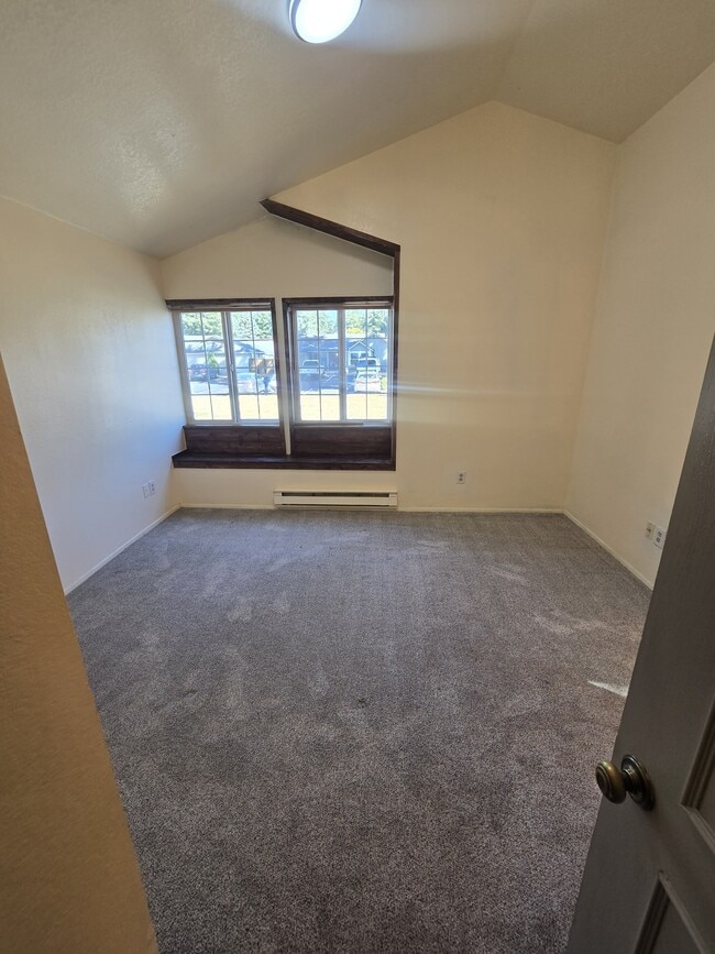 Building Photo - 581 Malibu Dr SE