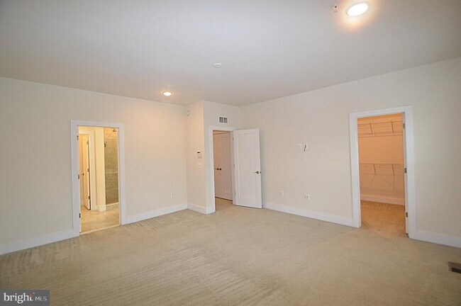 Building Photo - 44878 Tiverton Sq