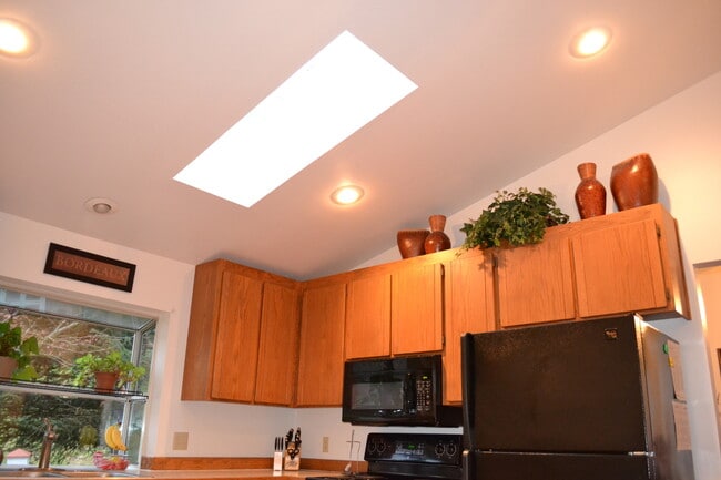 Building Photo - Federal Way tri-level rental home - 3 bedroom plus den, 3 bathrooms, 2 car garage!  Ready for lea...