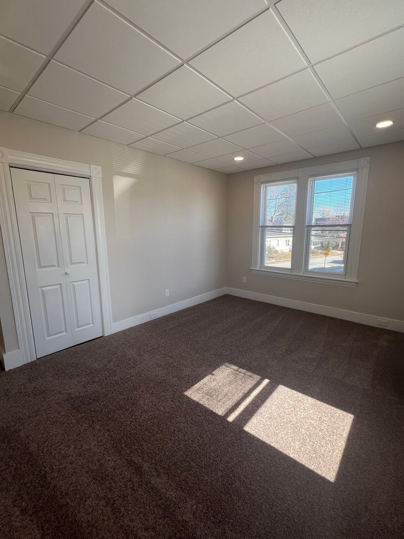 Living room with brand carpet and sunshine! - 75 Boynton St
