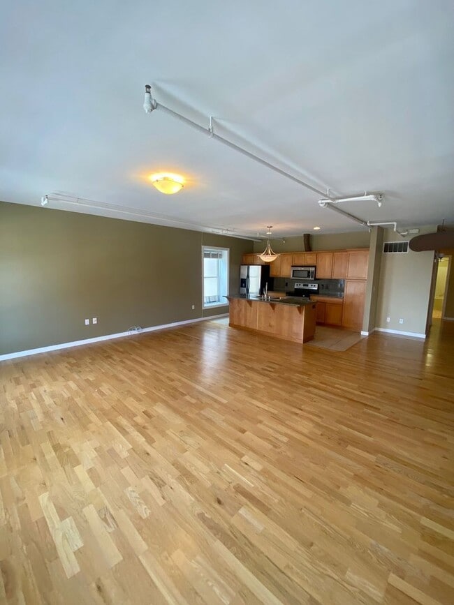 Building Photo - Move in Special $500 Off 1st Month's Rent!