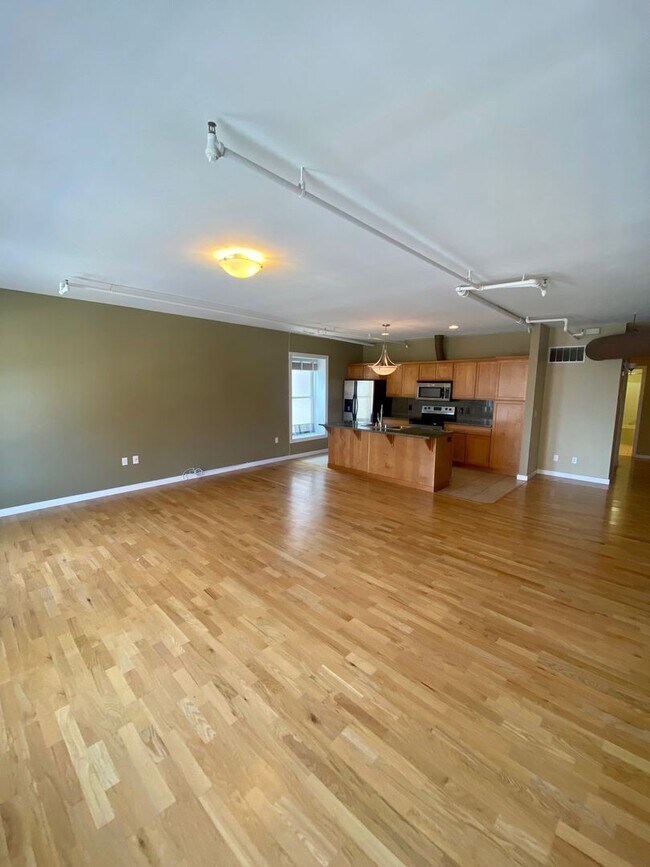 Building Photo - Stylish 2-Bedroom Condo in the Heart of Do...