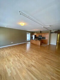 Building Photo - Move in Special $500 Off 1st Month's Rent!