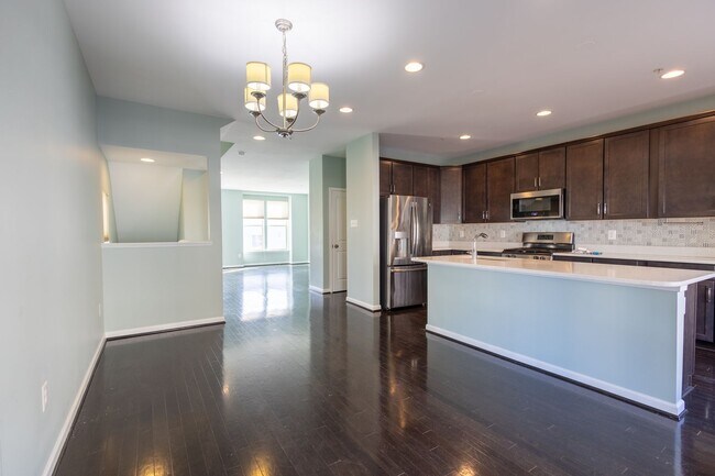 Building Photo - Lovely 3 BR/2.5 BA EOG Townhome in Glen Bu...