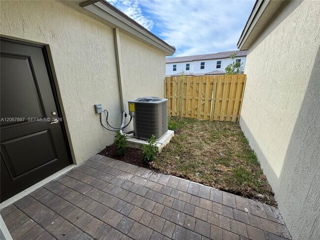 Building Photo - 26422 SW 148th Ct