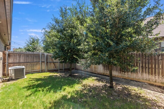 Building Photo - 415 Goldilocks Ln