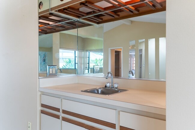 Building Photo - Spacious 3-Bed, 2-Bath Pool Home in Planta...