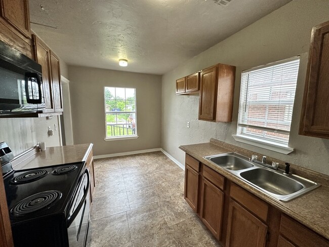 Building Photo - 2bed/2bath Home Available in OKC!