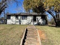 Building Photo - Highland Charmer! Come see Today!