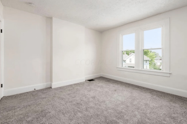 Building Photo - 975-977 Miller Ave