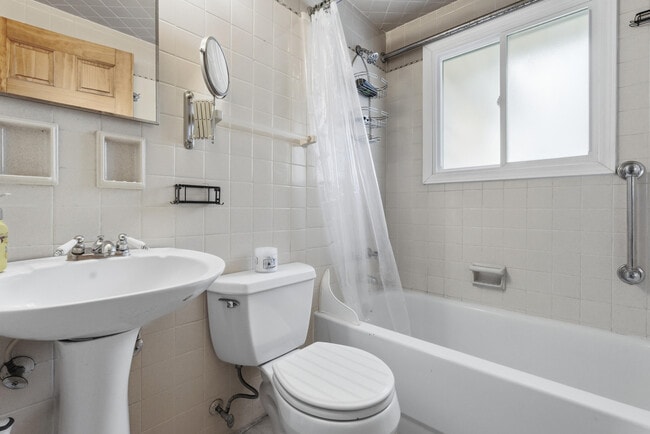 Building Photo - W6705 N Lakeshore Cir