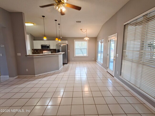 Building Photo - 1563 Lakeway Dr