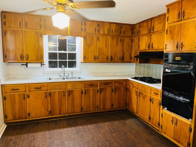 Building Photo - 3 bedroom, 1.5 all brick ranch with 2 car ...