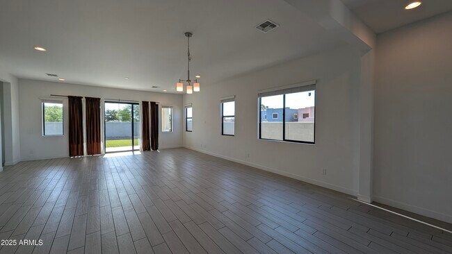 Building Photo - 9414 S 7th Pl