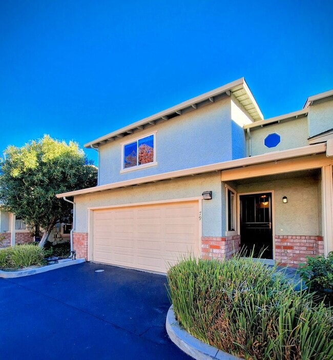 Building Photo - Beautiful Townhouse w/Laundry, Yard, Accepting Cats!