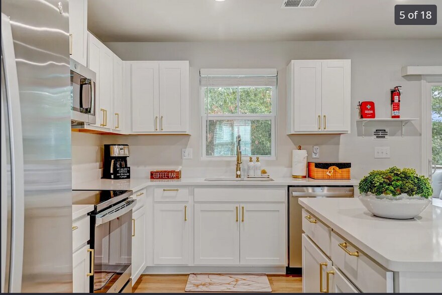 Kitchen - 1001 Cyprus Ct