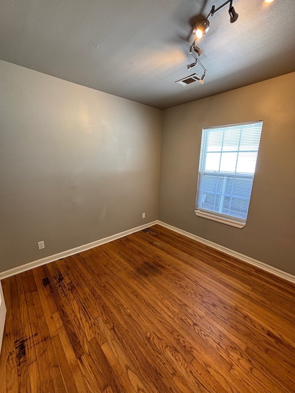 Building Photo - 1134 S Xanthus Ave