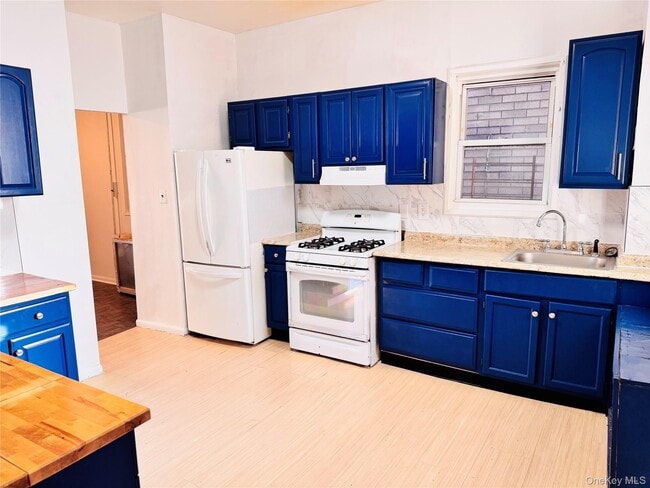 Building Photo - 121 Linden St