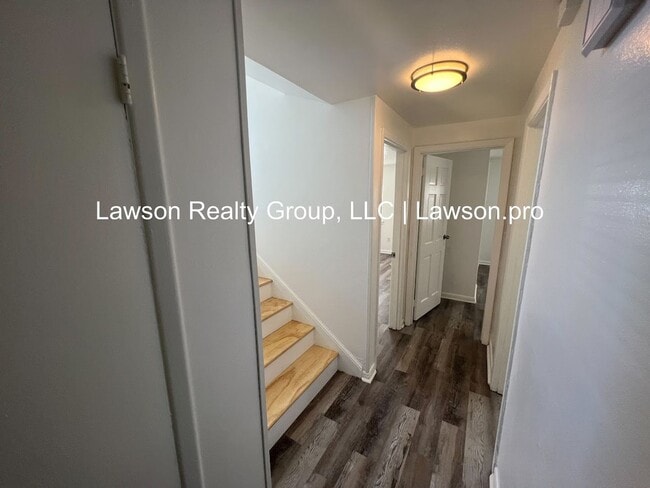 Building Photo - Suburban 739-741