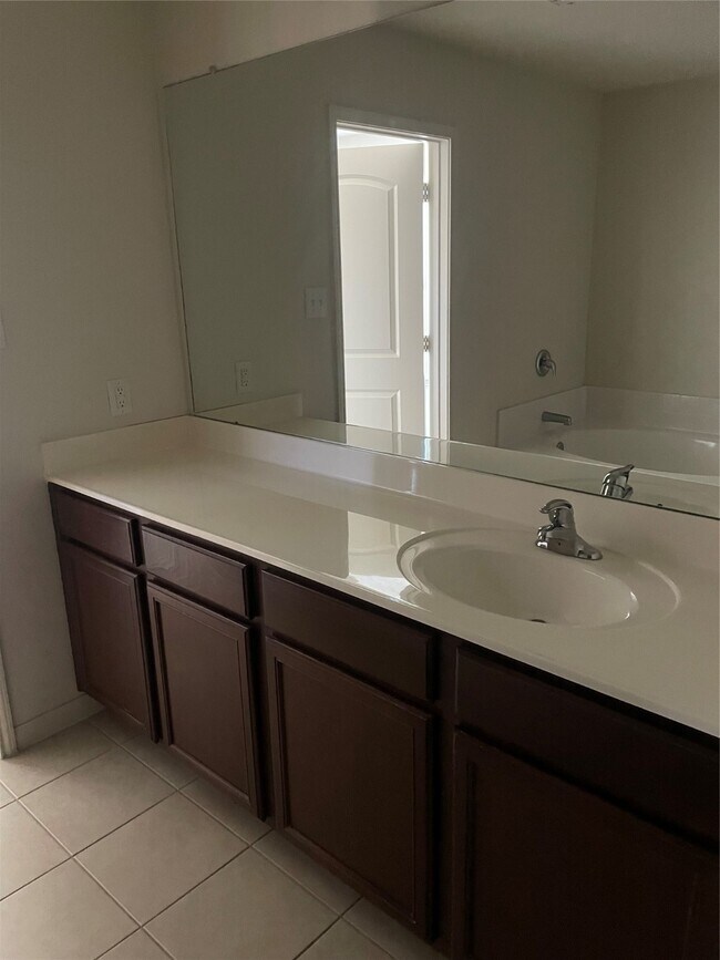 Building Photo - 11107 Hillside Creek Dr