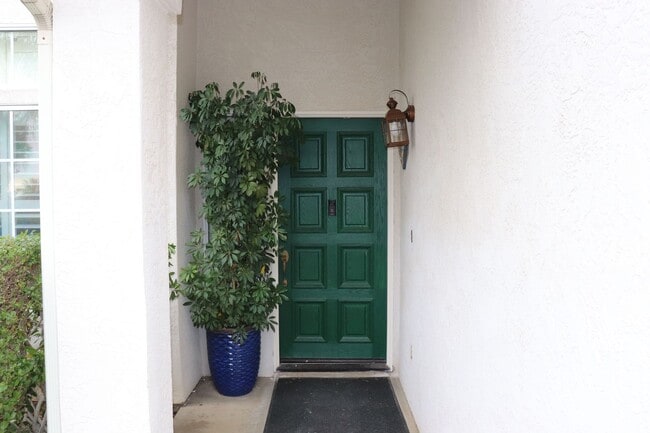 Building Photo - Spacious ALPINE 3 Bedroom 2.5 Bath 2 Story on a Cul De Sac