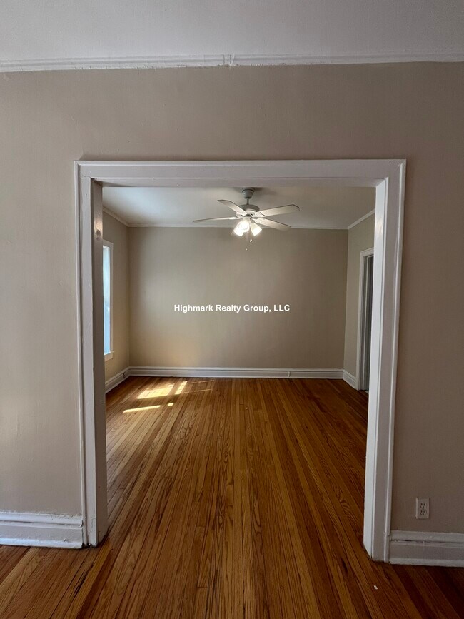 Building Photo - 910 Reba Pl