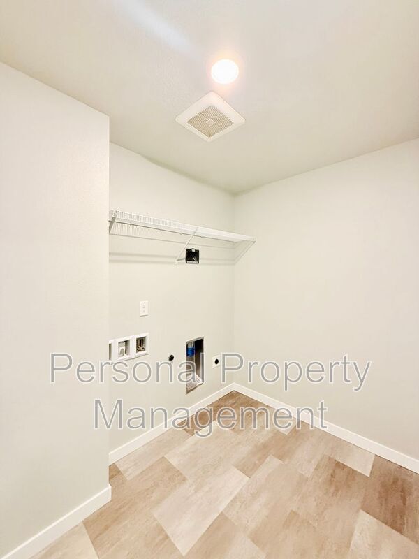Building Photo - 417 NE Repass Rd