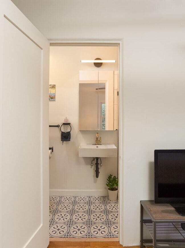 Building Photo - Beautiful 3 Bedroom Home in Prime North Hollywood Location