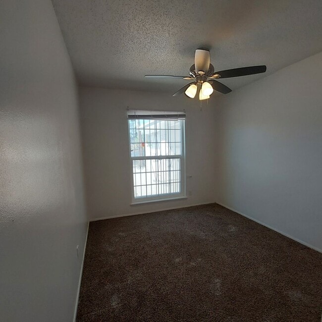 Building Photo - Welcome Home ! 3 bedroom 1.5 bath rental -DUPLEX
