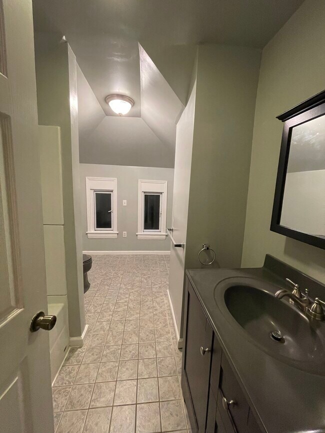 Building Photo - 1007 Clay Ave