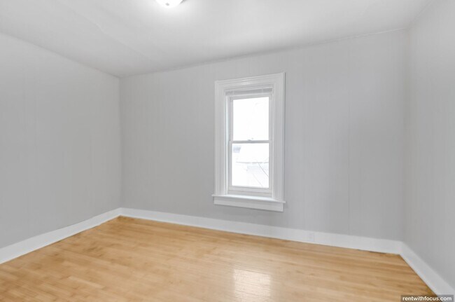 Building Photo - 818/818A Bowen St