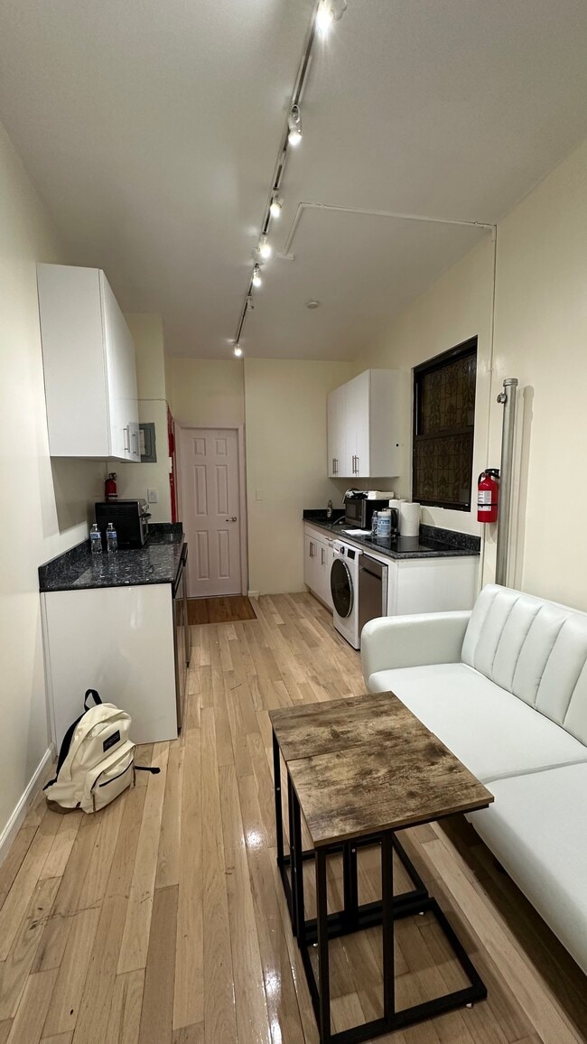 Building Photo - 380 Third Ave