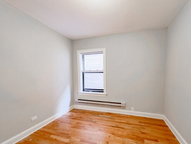 Building Photo - 3725 N Pine Grv