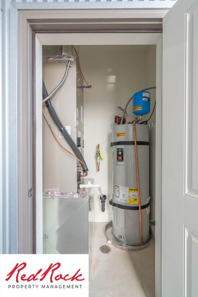 Building Photo - Spacious 3 Bedroom Unit in Desert Color Wi...