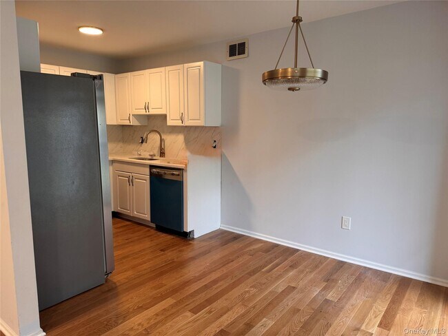 Building Photo - 197 Ramapo Rd